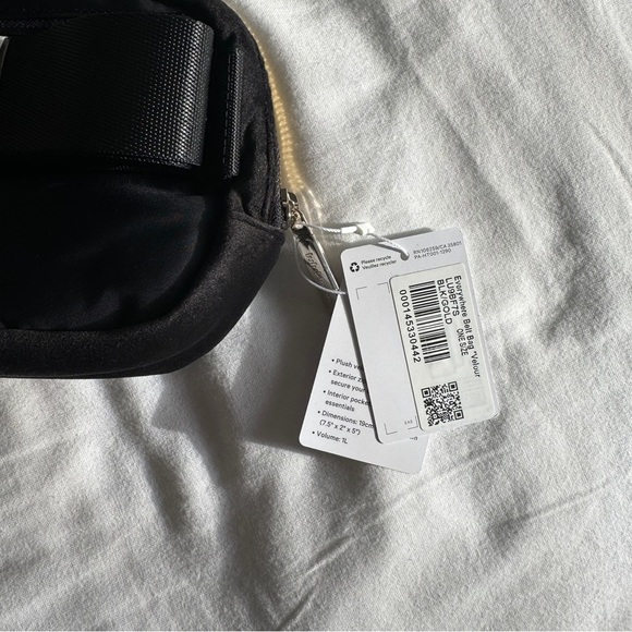 🆕 Lululemon Everywhere Belt Bag Velour - Black (Metal Hardware) - Picture 6 of 8